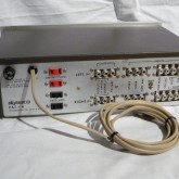RCA jack は間隔が狭いため、大きなRCAプラグはお勧めできません。