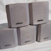 5ch担当のスピーカーです。グリルには多少の汚れがあります。
