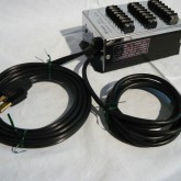 電源ケーブルと専用コントロール信号用ケーブルが出ています。