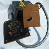 2way(intrenal/extrnal)切り替え式バインディングポストとHF用アッテネーターが付属しています。