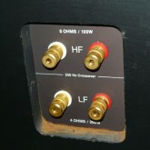 バインディングポストは LF/HF ともに WBT 製に交換されています。