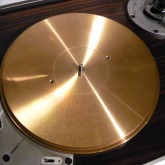 RX2000用砲金製プラッター RT-2000G(8kg/オプション設定) が装着されています。