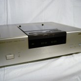 トップローディング式の CD プレーヤーです。