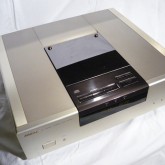 本体中央部のガラスパネルが開閉します。