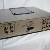 製品背面です。アナログ出力は XLR/RCA が装備されています。