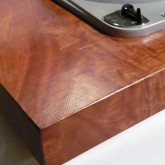 キャビネットは欅一枚板をくりぬいて使用。本物の質感は格別です。