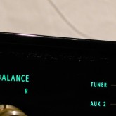 フロントパネル上部・下部にはバブルの列があります。