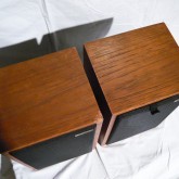 製品上面です。木製キャビネットには所々傷などがあります。
