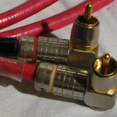 片側は audio technica 製90°反転タイプRCAプラグです。