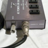 入力プラグはメタルソケットです。