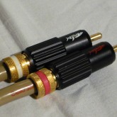 RCA plug (出力側)はシャークワイアー製コレクト式です。