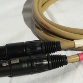 XLR plug (neutrik NC3FX-B)はメス(入力側)です。２hot で接続されています。