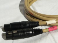 XLR plug (neutrik NC3FX-B)はメス(入力側)です。２hot で接続されています。