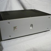 100W+100W(8Ω)、控えめな出力値ですがドライブ力は優秀です。
