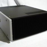 製品横部は全体がヒートシンクです。ゆがみや傷などはありません。