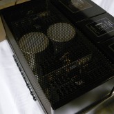 内部に大型ブロックコンデンサーや出力トランジスターが見えます。