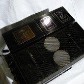 製品上部の写真です。トランスカバー角が丸くないのが特徴です。