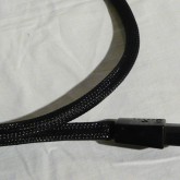 ケーブルは黒のメッシュジャケットを纏っています。高級感ある仕上げです。