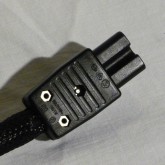 IECプラグは比較的小型のものです。ジャック周辺が込み合っている際など有利です。