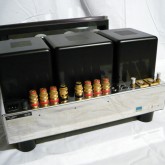 製品背面部です。入出力端子類は上向きに設置されています。
