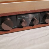 input / tape monitor / balance / vol だけのシンプル構成です。
