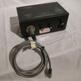 本体とは専用ケーブルで接続します。