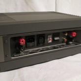 製品背面部です。606より電源スイッチが装備されました。