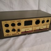 背面部です。入力は 5pin-DIN、プリアウトは 4pinDIN です。