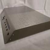 傾斜フェイスが特徴的です。