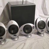 KEF(UK) のキュートな 5.1ch スピーカーセットです。
