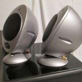 質感高いアルミニウム製です。どの固体にも多少の小傷があります。