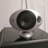 center 用は横置きデザインです。main / rear と同一スピーカーです。