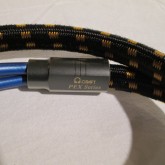 ケーブル中間部は1本になりジャケットで覆われています。