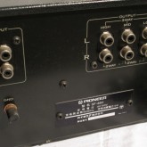 入力はRCA 1系統、出力は low/mid/high 各1系統です。
