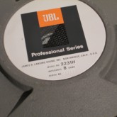 インピータンスは 8Ω です。