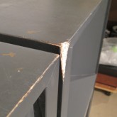 一方の前角には目立つ打痕があります。