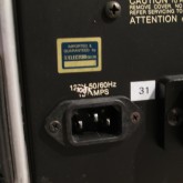このモデルから IEC-60320 形状が採用されたので社外ACケーブルも利用可能です。