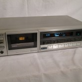 テープが録音の主流だった時代のテープレコーダーです。