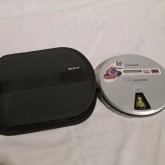 専用キャリングケースも付属します。