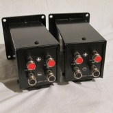 入出力端子はプッシュスプリング式、安定したコンタクトが得られます。