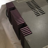 出力Trのヒートシンクは通常使用の発熱で赤変しています。異常ではありません。