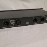 入出力は XLR コネクターです。