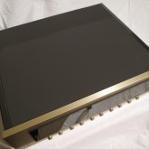 製品上面には設置痕と思われる複数の傷があります。