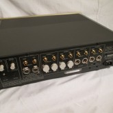 すべてのアナログ入出力は XLR / RCA コネクターに対応します。