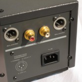 アナログ出力は XLR/RCA 各1系統です。XLR は 3+ です。