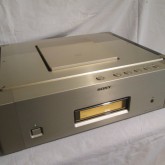 トップローディング式 CD トランスポート CDP-R10 です。