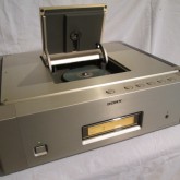 開口部は大きく開きます。CDソフトはレーベル面を下向きでセットします。