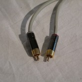 RCAコネクター(出力側)の拡大写真です。同社[silver plug]です。