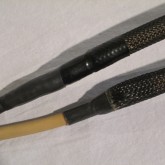 ケーブル中間部分はメッシュジャケットで覆われています。