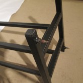 フレーム底部は金属製ピンスパイクが取り付けられるようになっています。